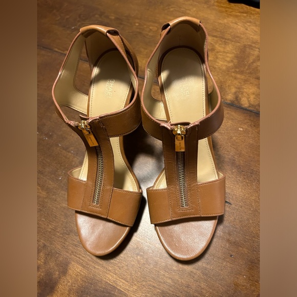 Michael Kors 9 Berkeley T strap sandals in Luggage - Picture 2 of 11